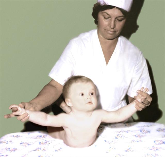 Грудной ребенок. Упражнение, развивающее и укрепляющее мышцы спины и рук