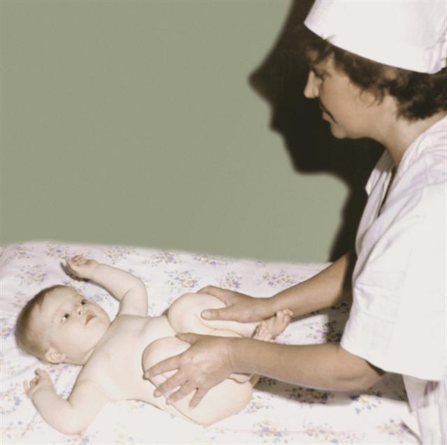 Грудной ребенок. Упражнение, развивающее и укрепляющее мышцы ног и живота