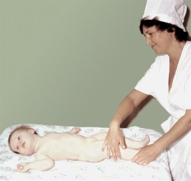 Грудной ребенок. Массаж ног