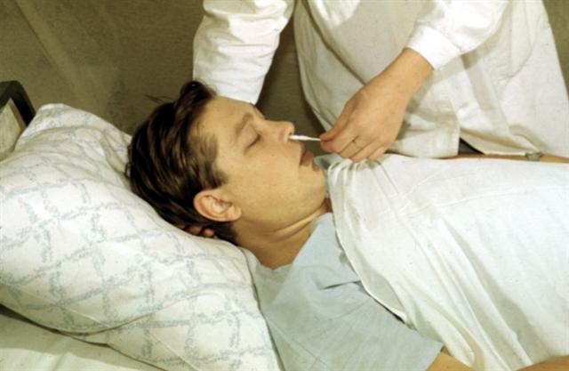 Уход за больным. Очищение полости носа ватным тампоном