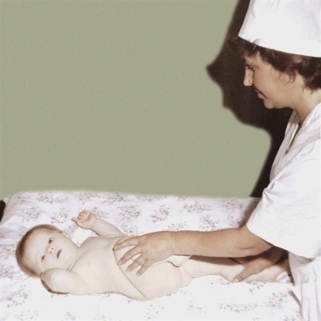 Грудной ребенок. Упражнение, развивающее и укрепляющее мышцы ног