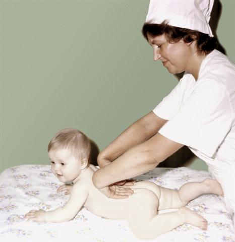 Грудной ребенок. Массаж спины