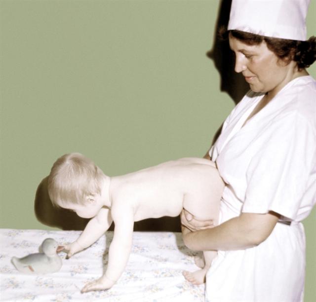 Грудной ребенок. Упражнение, развивающее и укрепляющее мышцы туловища и плечевого пояса