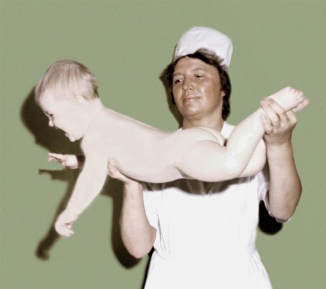 Грудной ребенок. Упражнение, развивающее и укрепляющее мышцы туловища