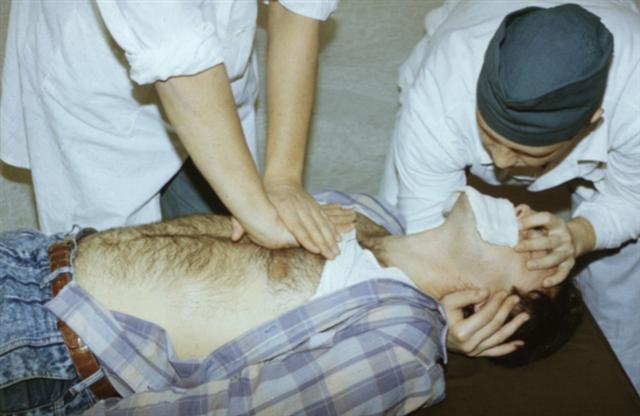 Искусственное дыхание с одновременным массажем сердца