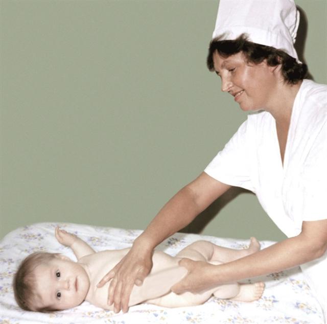 Грудной ребенок. Массаж рук