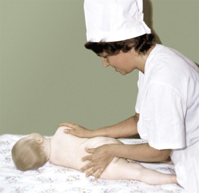 Грудной ребенок. Упражнения, развивающие и укрепляющие мышцы спины