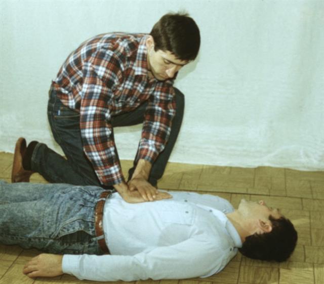 Искусственное дыхание. Освобождение желудка пострадавшего от воздуха