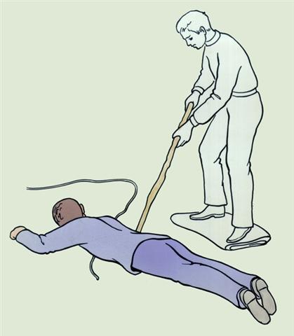 Электротравма.  Отодвигание пострадавшего от источника электрического тока