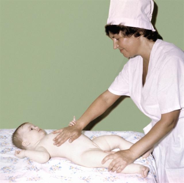 Грудной ребенок. Упражнение, развивающее и укрепляющее мышцы живота