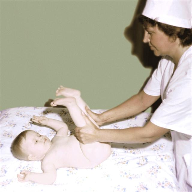 Грудной ребенок. Упражнение, развивающее и укрепляющее мышцы живота и ног