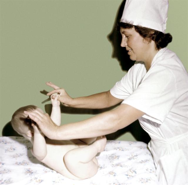 Грудной ребенок. Упражнение, развивающее и укрепляющее мышцы живота